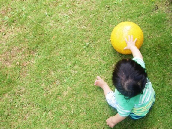 乳児のボール遊びのメリットと 月齢別の遊び方とは