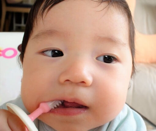赤ちゃんに歯磨きシートを使って 虫歯を防ぐ方法